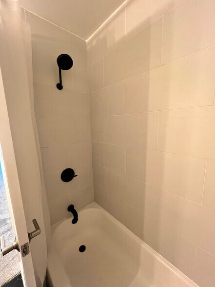 Building Photo - 960 Shorepoint Ct