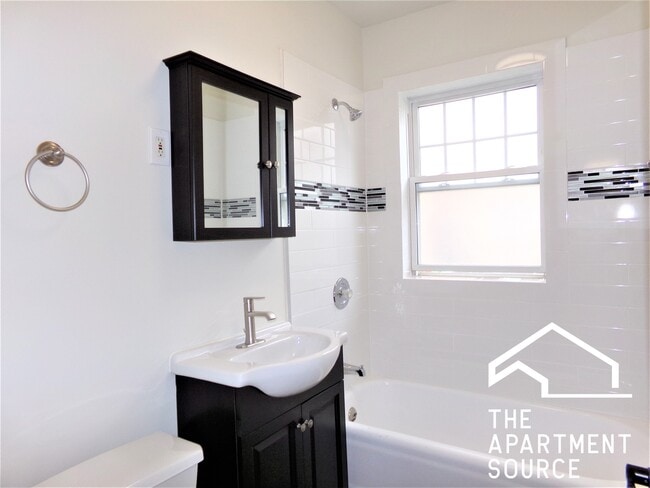 Building Photo - 918 Green Bay Rd