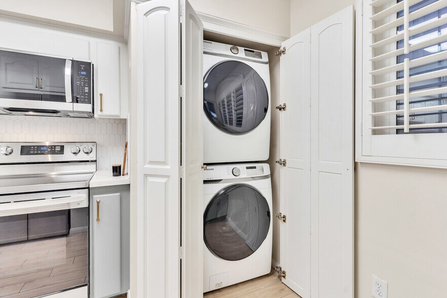 Washer/Dryer - 2600 Torrey Pines Rd