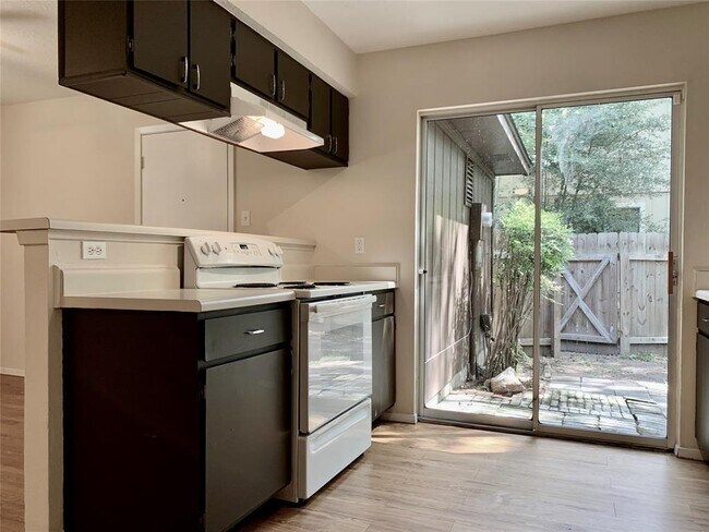 Building Photo - 22 N Wavy Oak Cir