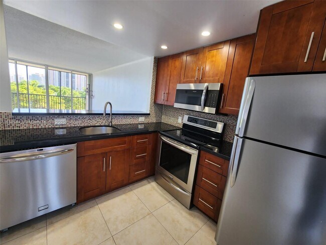 Building Photo - 3301 N Country Club Dr