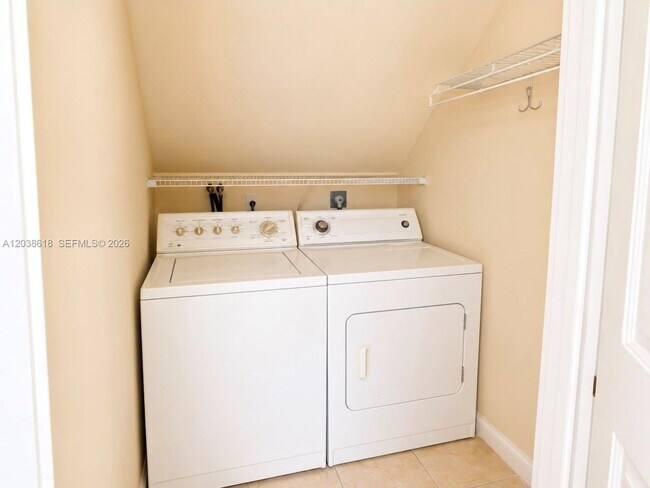 Building Photo - 641 E Mowry Ct