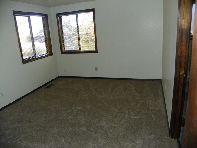 Building Photo - Eastside House, 3 Bdrm, 2 Bath, Gas Heat, ...