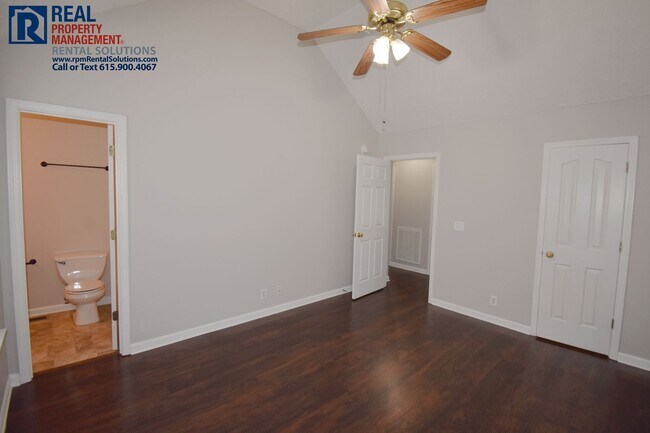 Building Photo - Great brick 3BD home near MTSU, attached 2 car garage & fenced-in back yard!