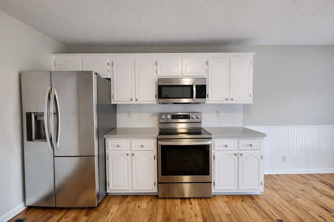 Building Photo - $1795 - 3 Beds 2 Baths + Bonus Room