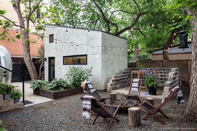 Building Photo - 303 Navasota St