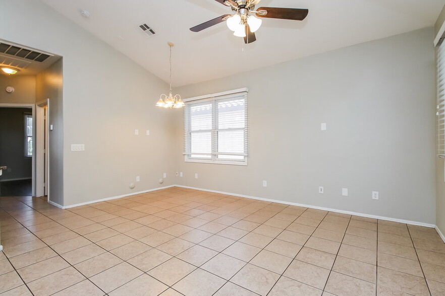 Building Photo - 2121 E Huntington Dr