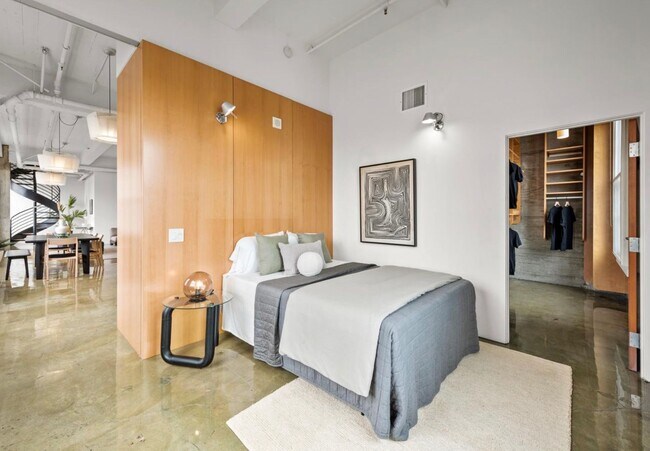 Building Photo - 1BR/1BA PENTHOUSE! Enormous Private Roof D...