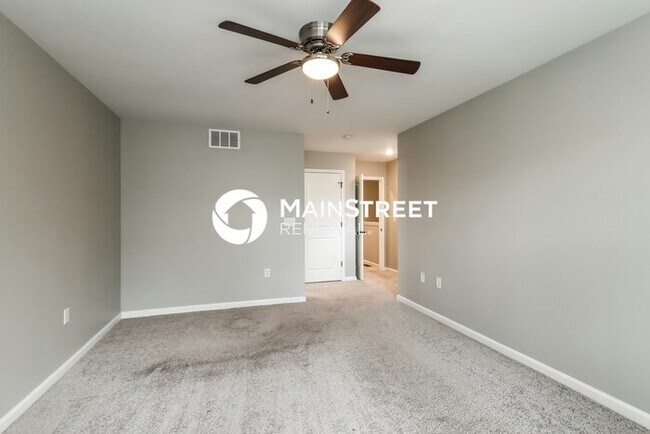 Building Photo - 3 Bedroom Pet-Friendly Home in Jeffersonville, IN with Main Street Renewal