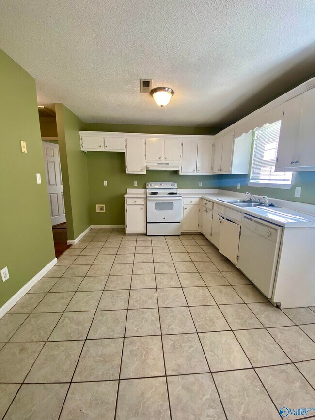 Building Photo - 242 Comet Dr
