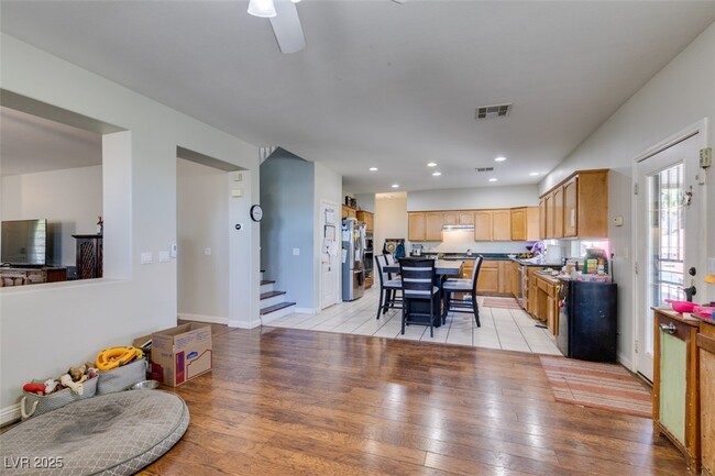 Building Photo - 1048 Painted Daisy Ave