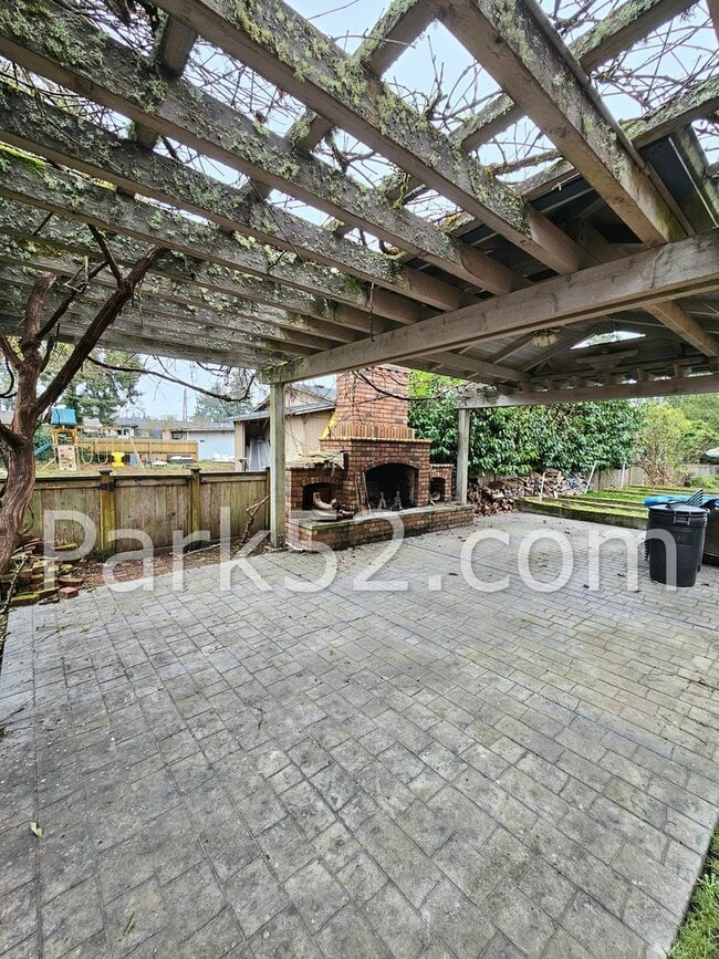 Building Photo - 1/2 Off First Full Month! 4 Bedroom Single Family Home in Lakewood