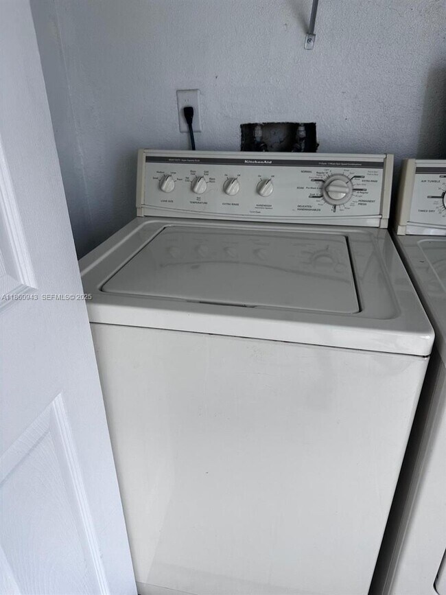 Building Photo - 3310 Pinewalk Dr N