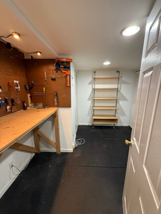 Building Photo - 21 Skidmore Ct