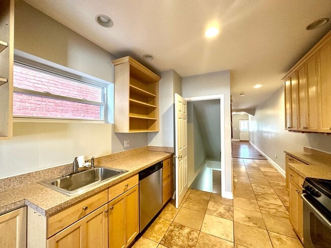 Building Photo - Charming 3 Bedroom/2.5 Bathroom Townhome in Hampden!