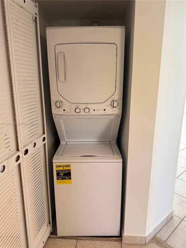 Building Photo - 550 SW 137th Ave