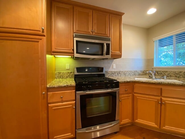 Building Photo - Great Tri-Level Townhome in Coastal Carlsbad Location!