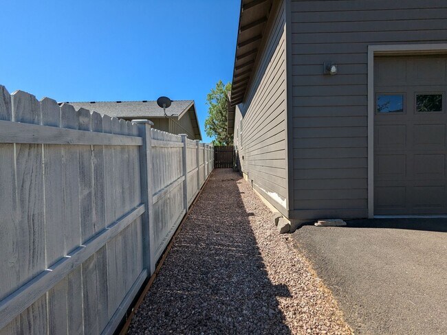 Building Photo - Gorgeous single-level 2x2 with an office\t...