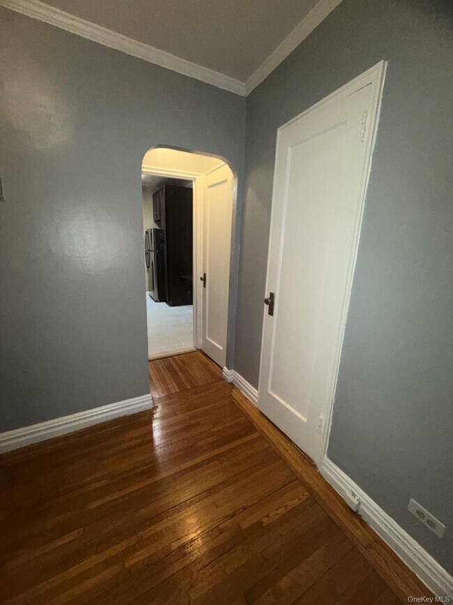 Building Photo - 306 E Mosholu Pkwy S