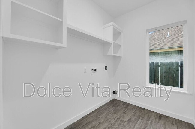 Building Photo - 1416 N Lookout Dr