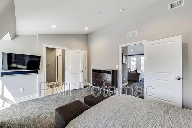 Building Photo - 10821 Symphony Park Dr