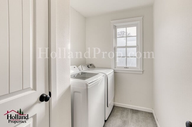 Building Photo - Stunning 3-Bedroom Forest Grove Home with Fireplace, Fenced Yard & Garage