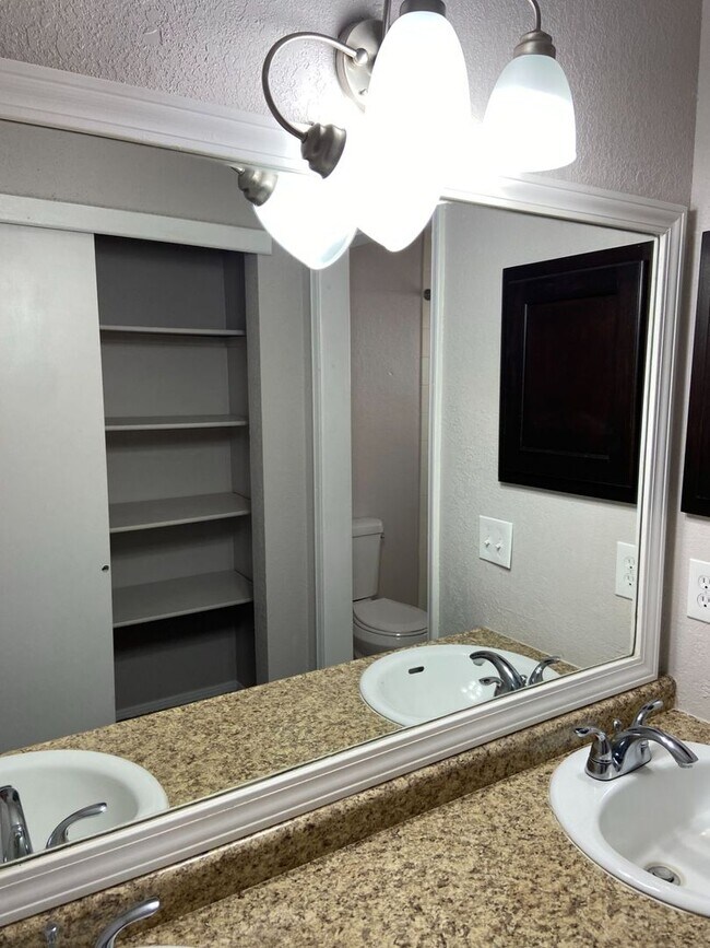 Building Photo - Home For Rent