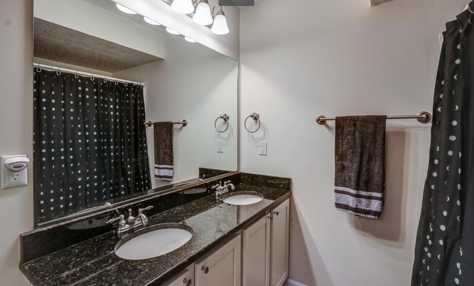 Building Photo - 27 Gloucester Dr