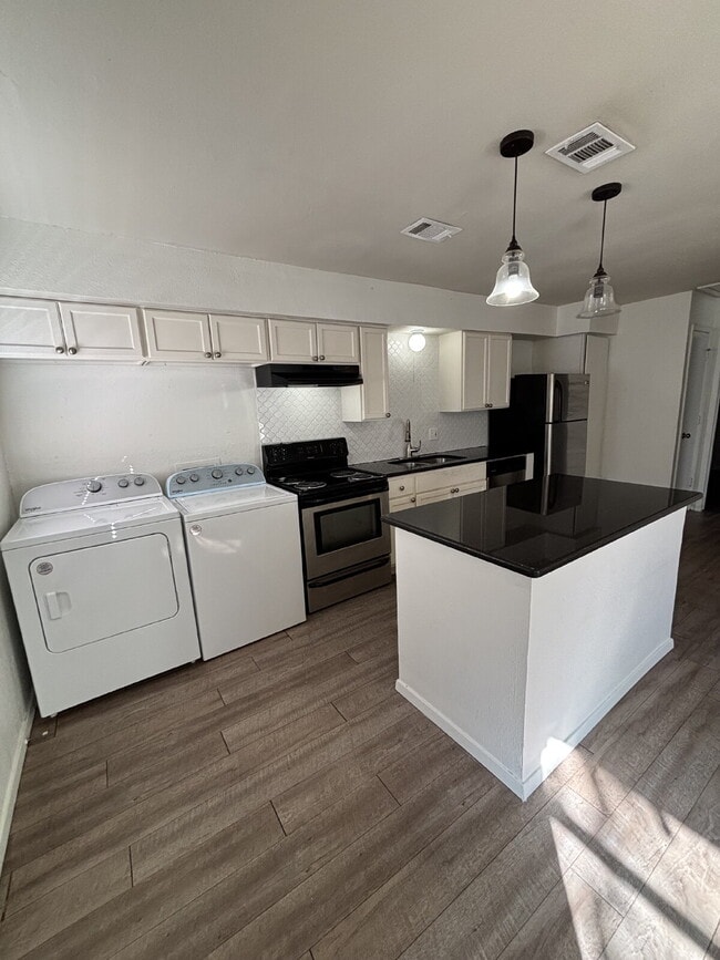Building Photo - Charming, Updated 2 bed, 1 bath Duplex in ...