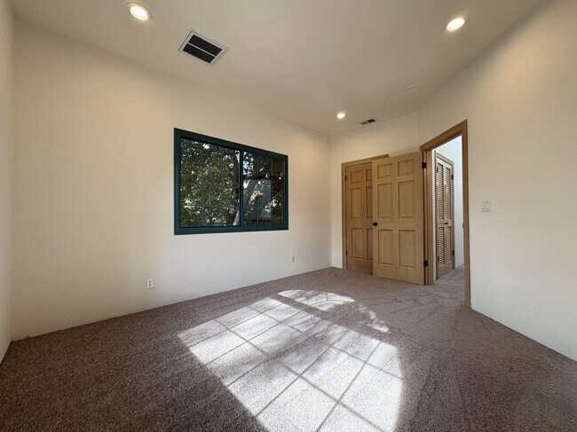 Building Photo - Spacious and Inviting 3-Bedroom, 2.5-Bath Townhome in the Heart of Menlo Park