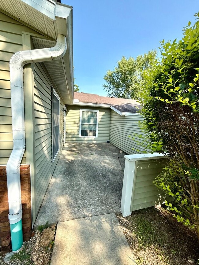 Building Photo - 2 BEDRM CONDO AVAILABLE NOW! MONTHLY RENT ...