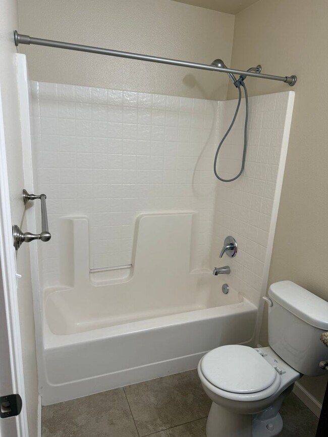 Building Photo - 3-bedroom, 2.5-bathroom townhouse located ...