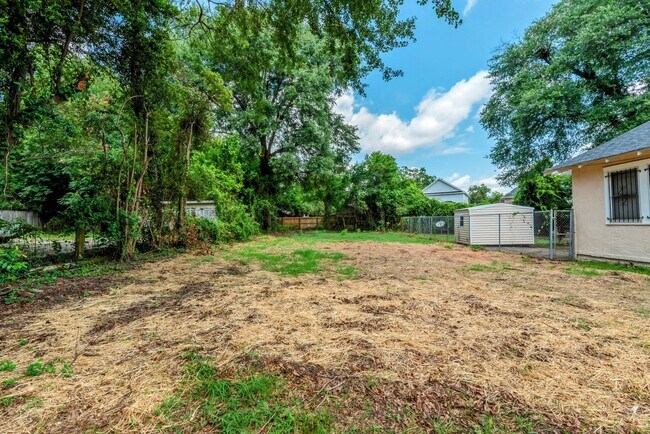 Building Photo - $1500 - 3 bed/1 bath house in Central Aven...