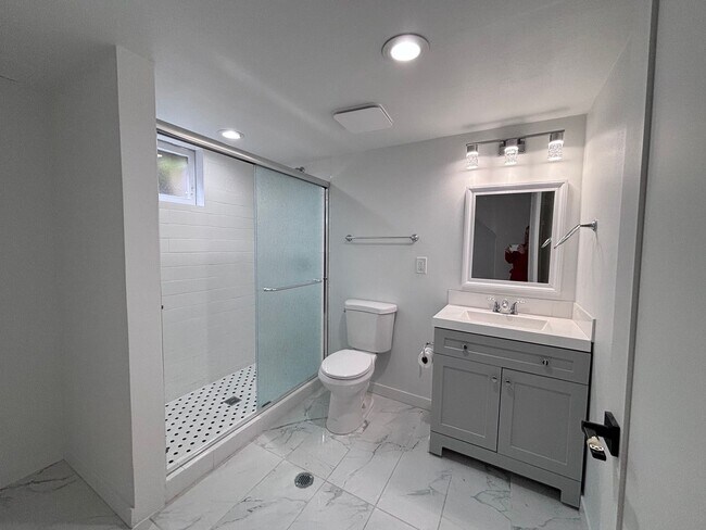 Building Photo - Newly updated 4 bedroom house in Laurelhurst neighborhood!