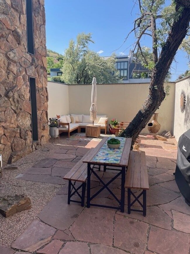 Building Photo - LUX 3BD, 3BA Foothills Home Only 5 Minutes...