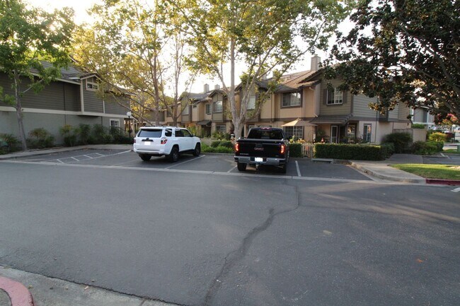 Building Photo - Townhouse 2 bedrooms, 2 1/2 baths, 2 car g...