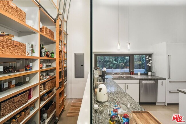 Building Photo - 1849 Fox Hills Dr