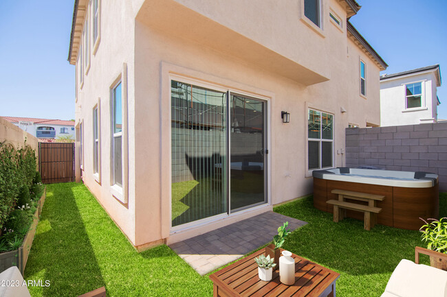 Building Photo - 4815 E Village Dr