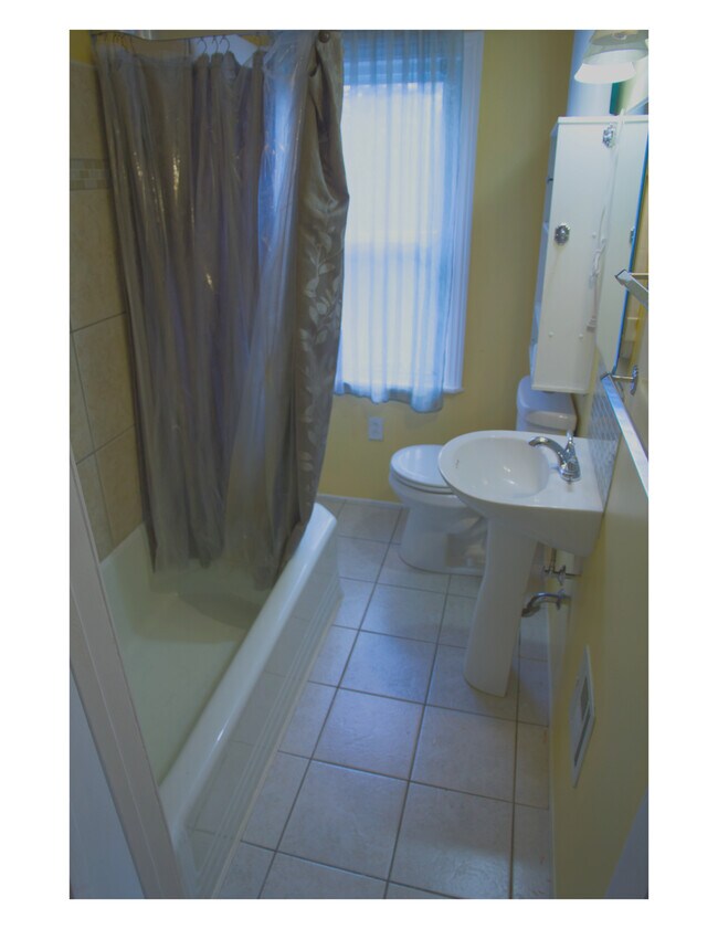 Building Photo - 754 E Washington Ave