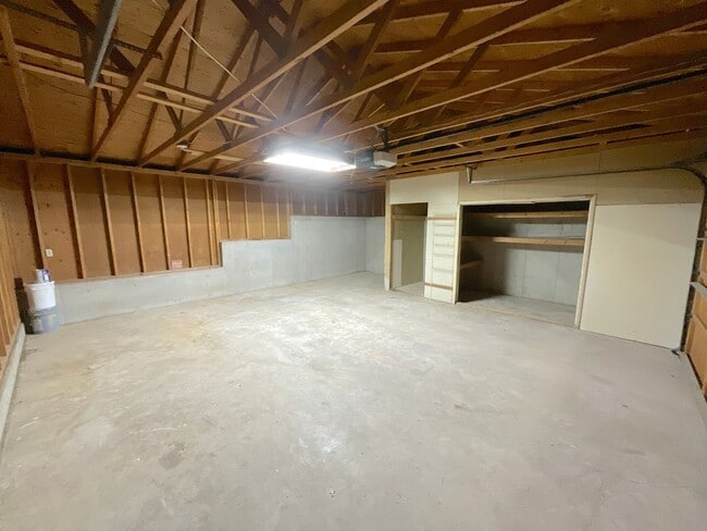 Building Photo - 5 Bedroom Home, 4.61 Acres, Available Near...