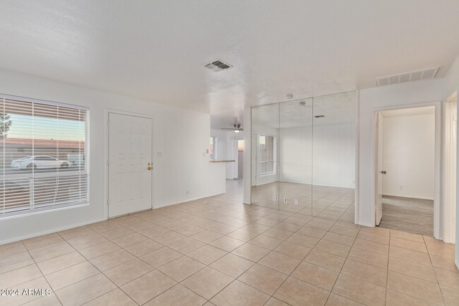 Building Photo - 511 W Blackhawk Dr