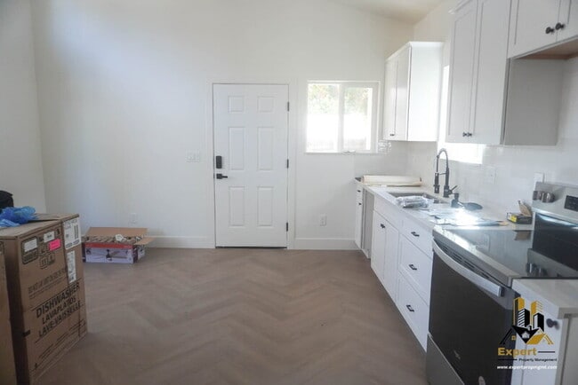 Building Photo - 125 B St