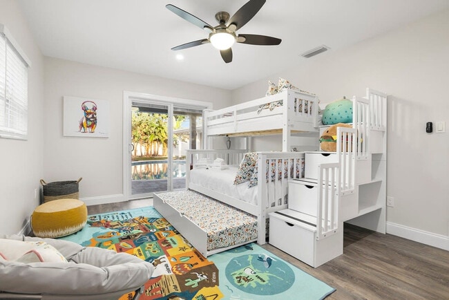 Building Photo - 802 Camelia Dr