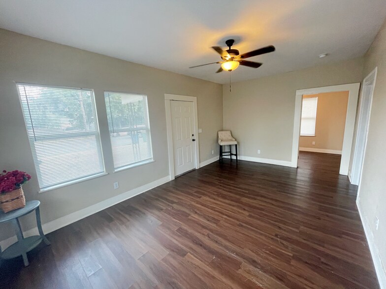 Building Photo - 1425 Quintana Rd