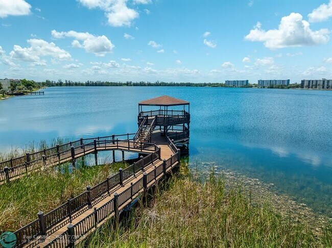 Building Photo - 110 Lake Emerald Dr