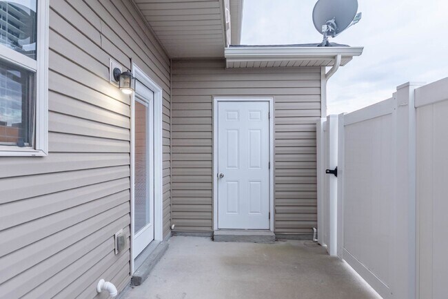 Building Photo - Available Now! Wonderfull Location! 2/2.5 Townhome w/ Upgrades.