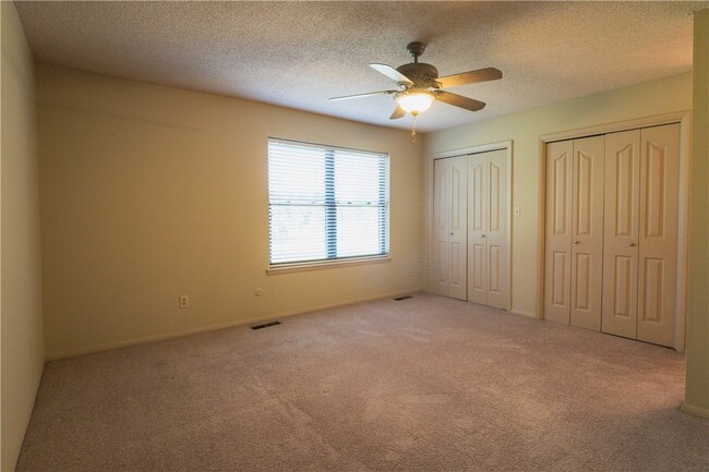 Building Photo - 2538 E Sweetbriar Dr