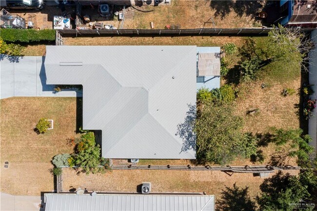 Building Photo - 17 Roundup Cir