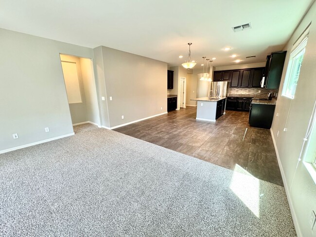Building Photo - Beautiful 4 Bedroom Single Level Home Loca...