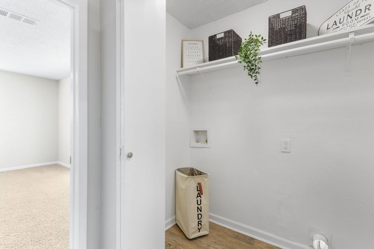 Building Photo - 714 Pleasant Valley Rd